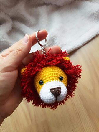 Amigurumi Galatasaraylı Aslan taraftar el örgüsü  anahtarlık